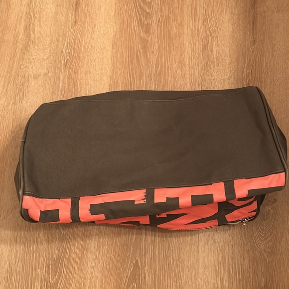 Rare Pink Victoria Secret Duffel Travel Bag - Picture 6 of 7